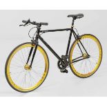 Fixie Bike "Pegado" von KS CyclingSchwarz lackierter Rahmen und goldfarbene Aluräder. Mäntel