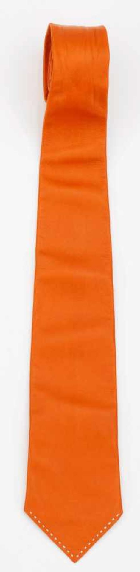 Krawatte von HERMÈSOrangefarbenes Leder mit weißer Ziernaht. Herstellerzeichen. Getragen.