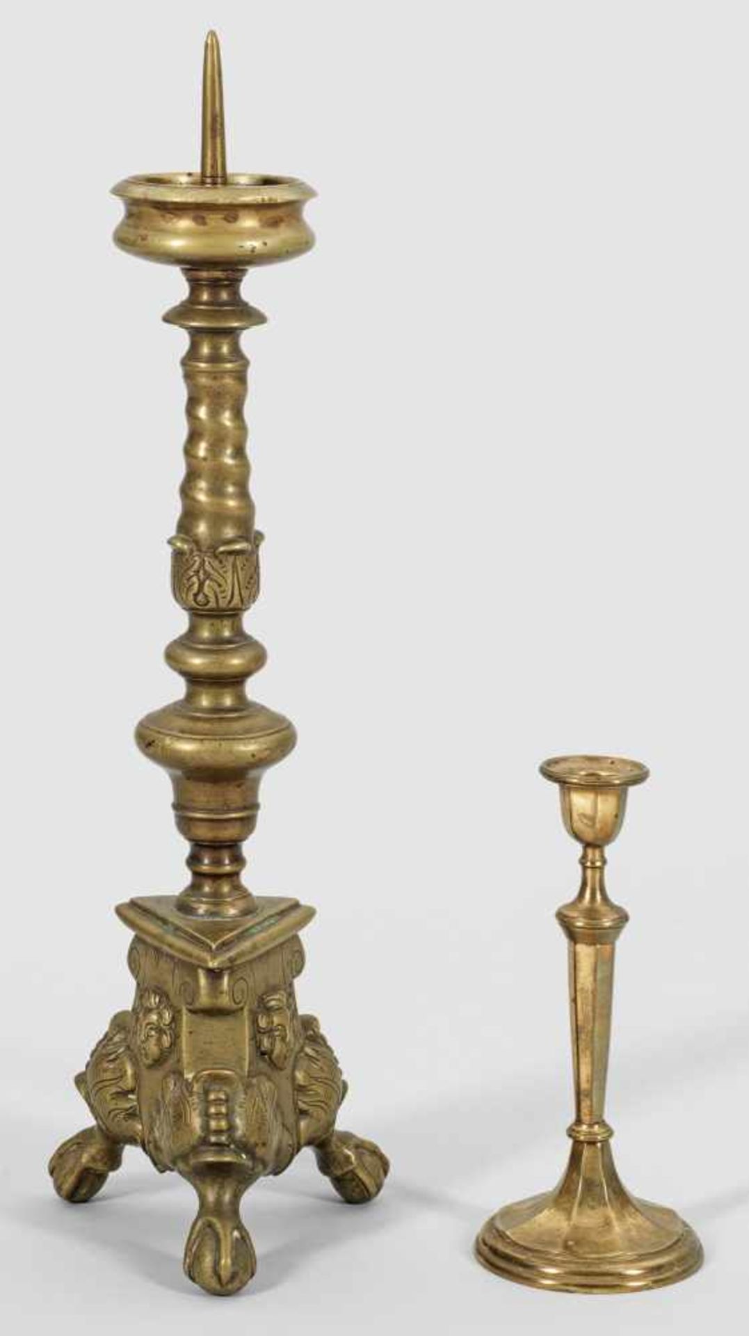 Kleiner AltarleuchterBronze. Von Klauenfüßen getragener dreiseitiger Stand mit reliefplastischen