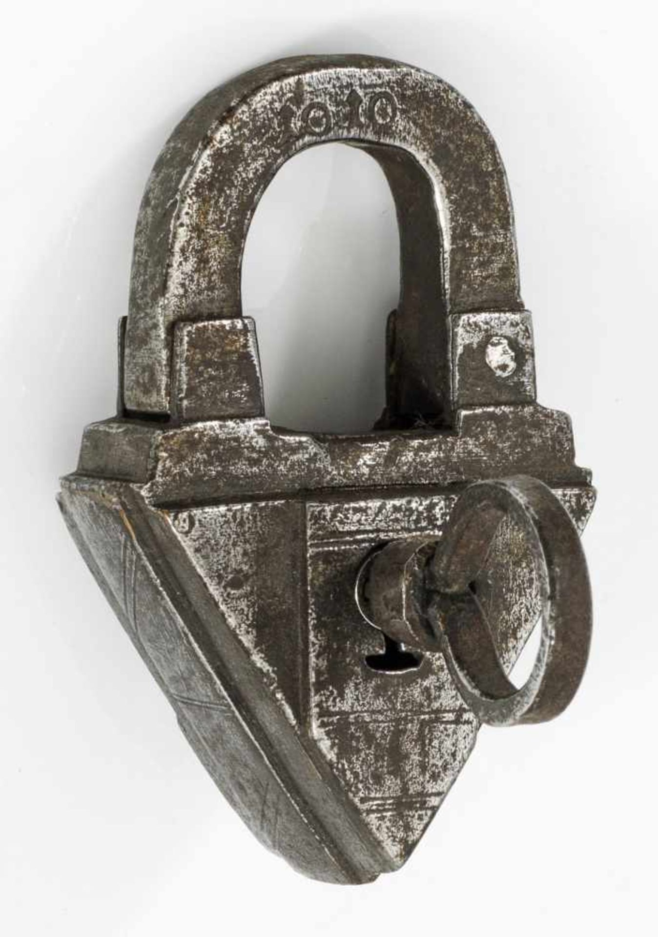 Vorhängeschlossmit Schlüssel. Eisen. Dreieckig, vorder- und rückseitig verstärkt durch breite