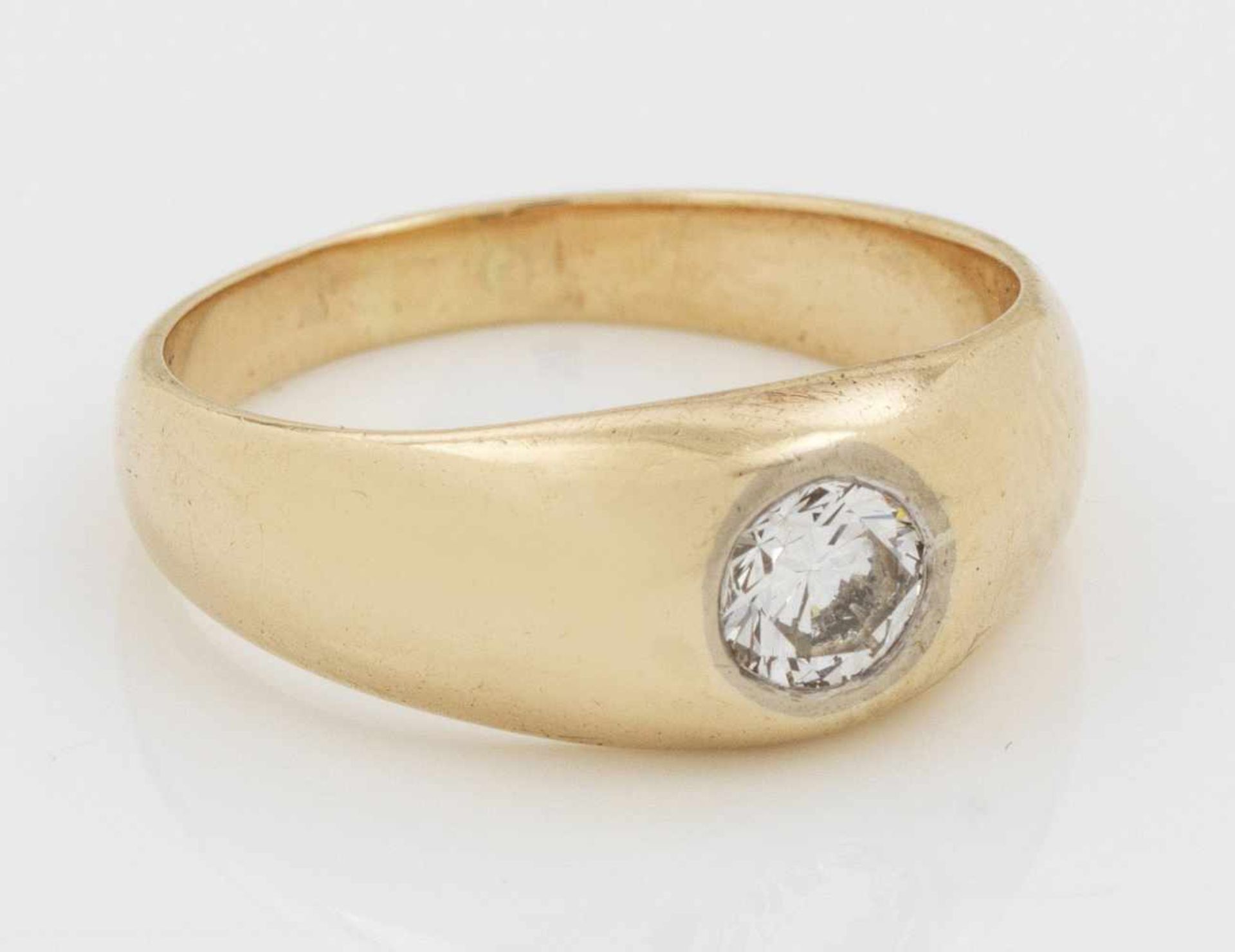 Bandring mit BrillantsolitärGelbgold, gest. 585. Zentral besetzt mit einem Brillanten von ca. 0,51