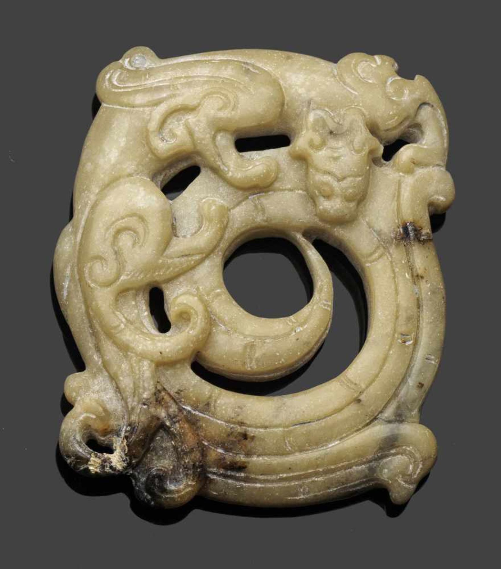 Anhänger in Drachenform im archaischen StilWeiß-gelbliche opake Jade mit karamellfarbenen bis