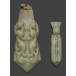 Zwei Ge-Anhänger im archaischen StilHelle seladongrüne, gewölkte Nephrite-Jade mit