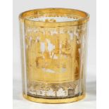 Zwischengoldbecher mit BärenjagdszeneFarbloses Glas mit Facettenschliff; Gold- und Silberfolie mit