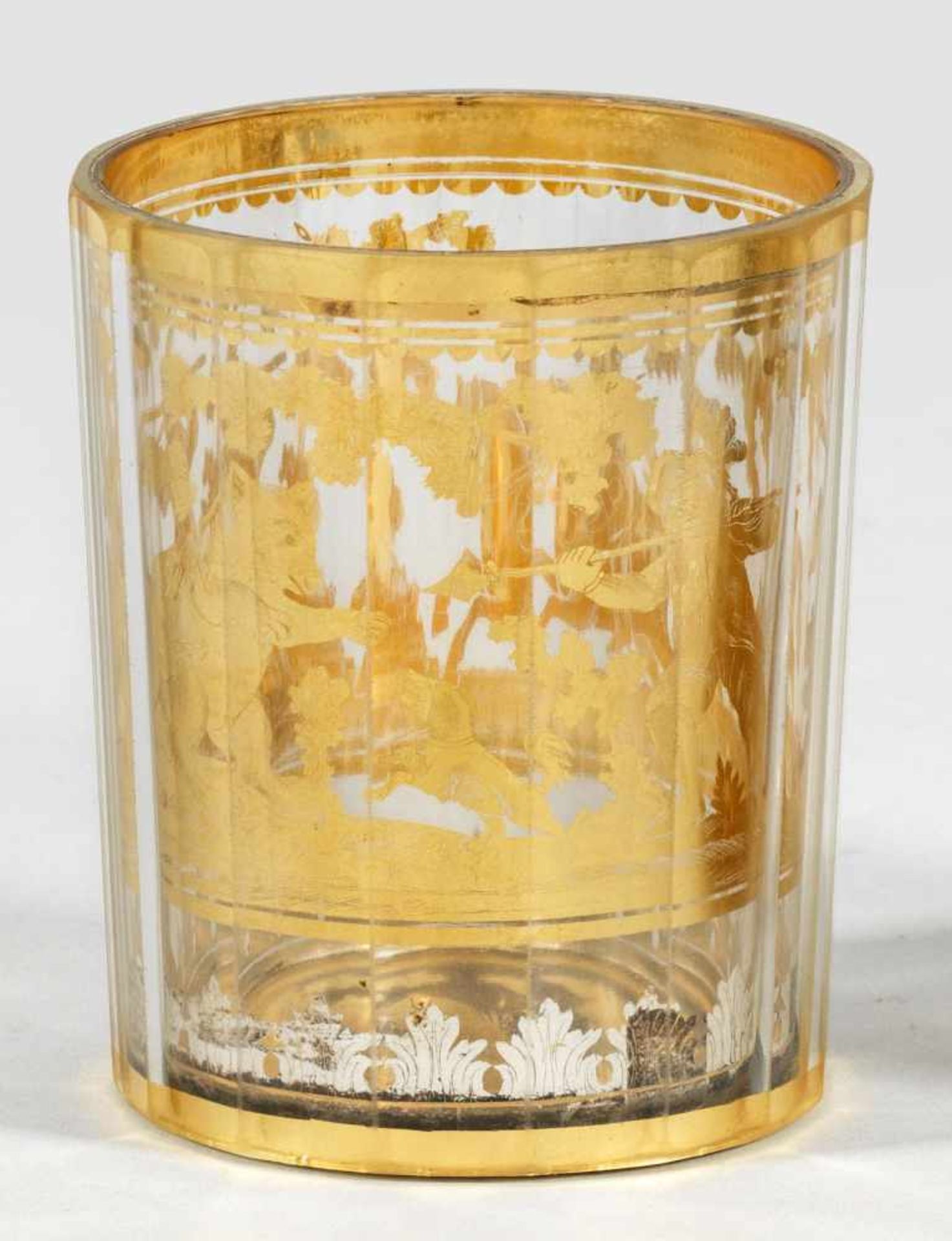 Zwischengoldbecher mit BärenjagdszeneFarbloses Glas mit Facettenschliff; Gold- und Silberfolie mit