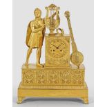Große Empire-FigurenpenduleBronze und Messing vergoldet. Neben rechteckigem Uhrengehäuse