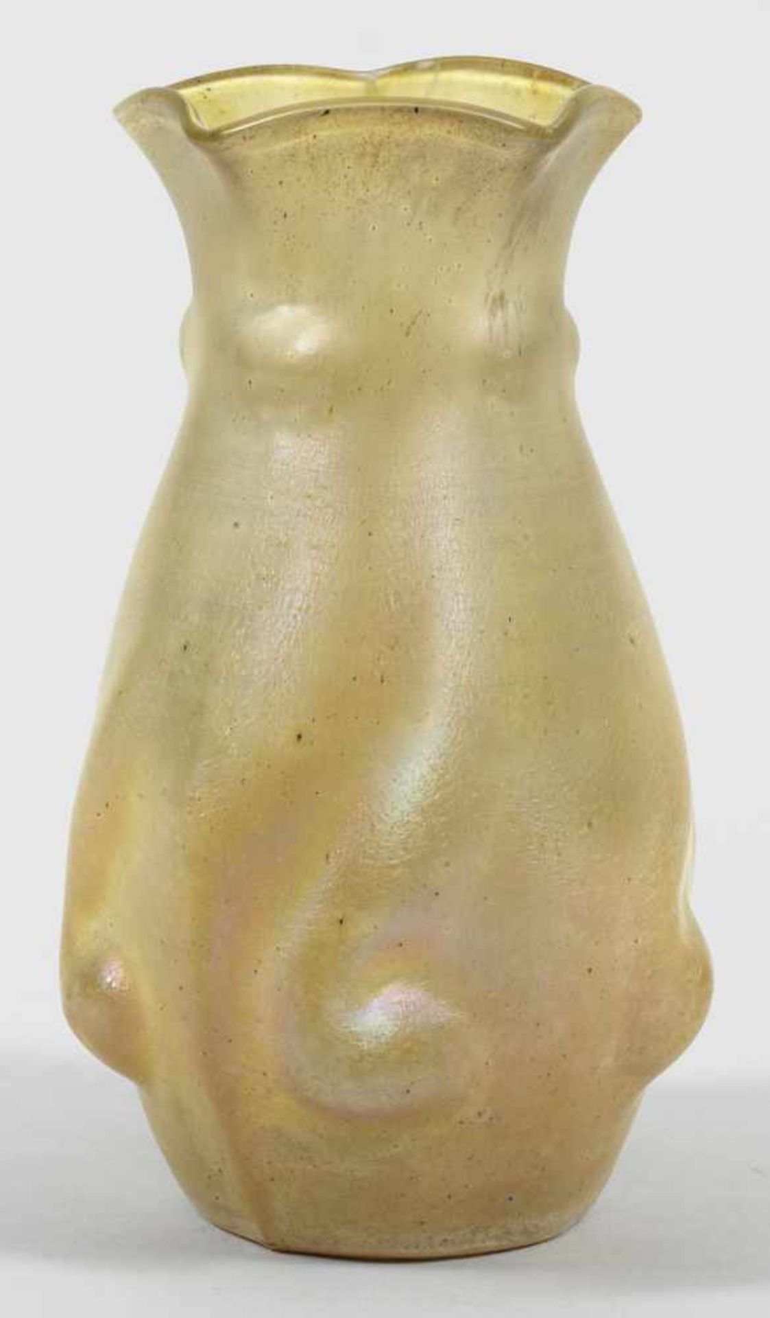 Jugendstil-VaseBalusterform, der ovoide Korpus mit fünffachem Wellenreliefdekor, am Hals fünf