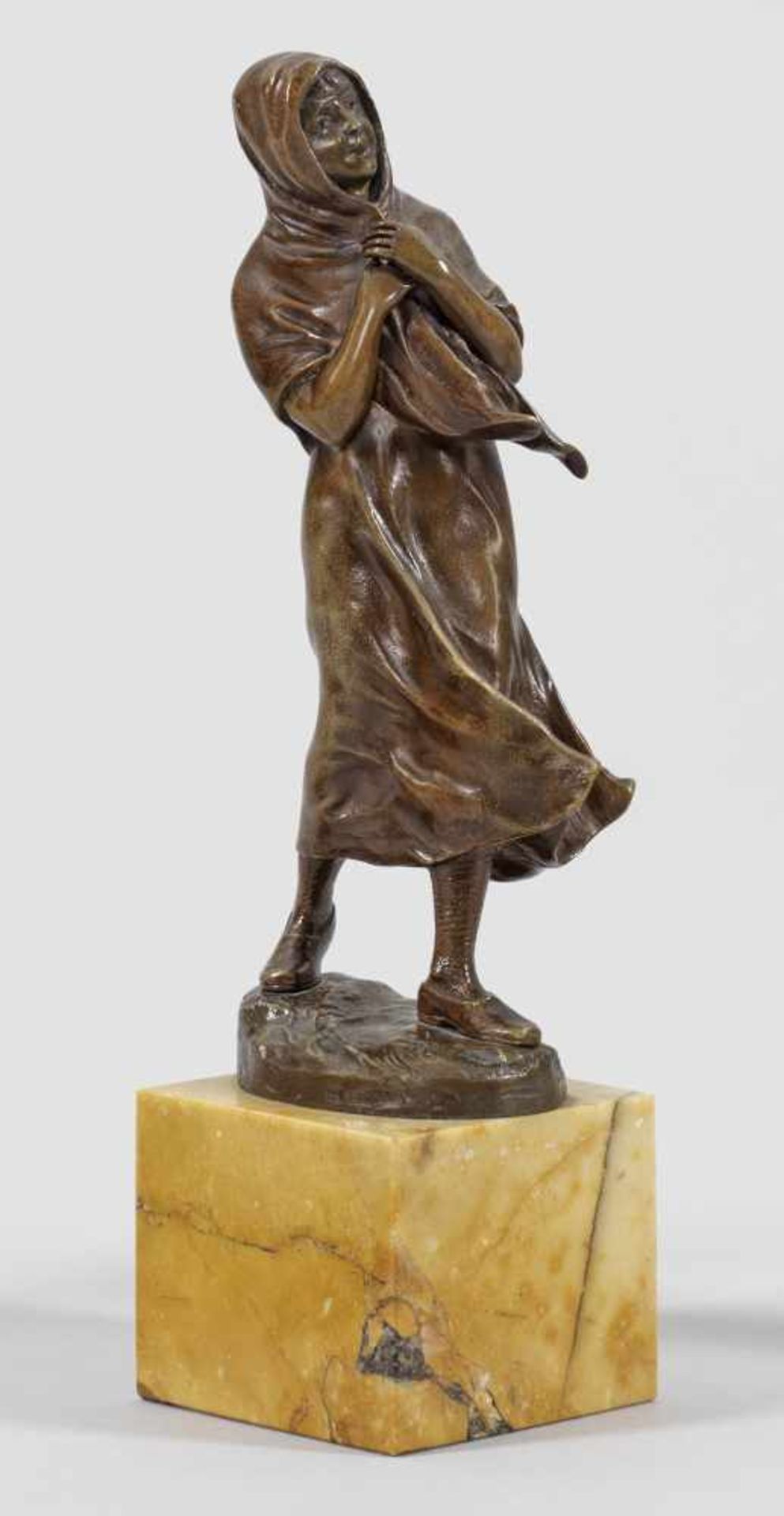 Julius Schmidt-Felling(1835 Berlin - um 1920 ebenda)Mädchen im WindBronze, dunkelbraun patiniert.