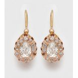 Paar Belle Epoque Diamant-Ohrringe14 ct. Roségold. Zentral besetzt mit einem Diamantropfen im