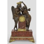 Große Empire-Figurenpendule "Amor und Psyche"nach einem Entwurf von Claude MichallonBronze, dunkel