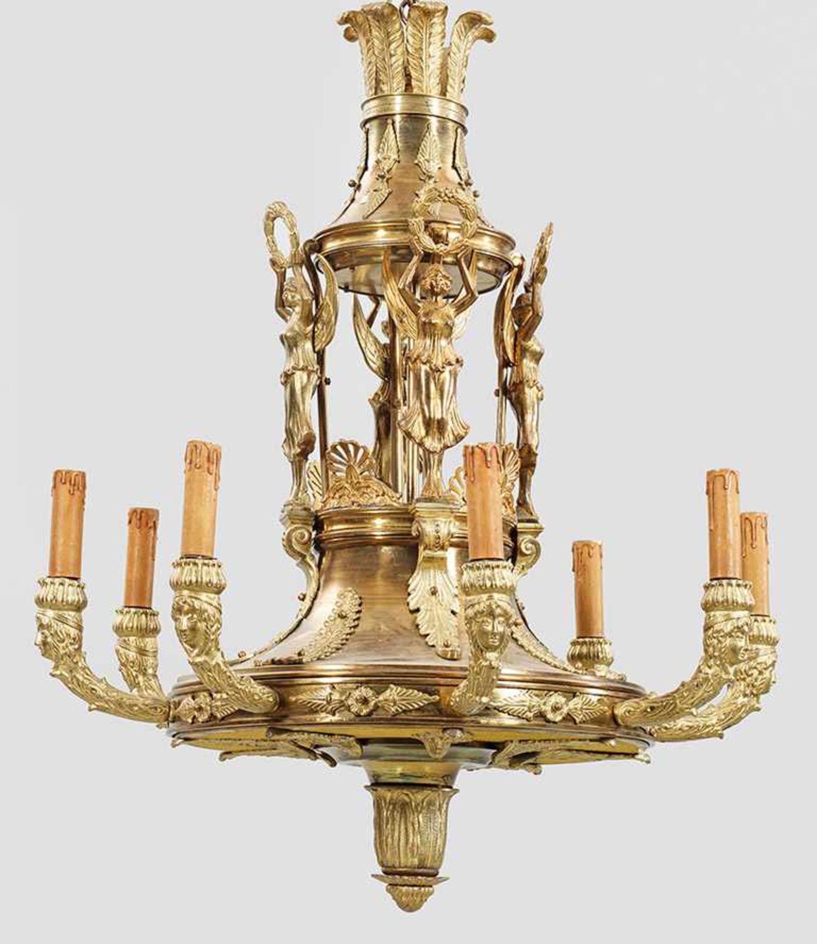 Große Deckenlampe im Empire-Stil8-flg.; Bronze, vergoldet und Messing. Gedrückter, balusterförmiger,