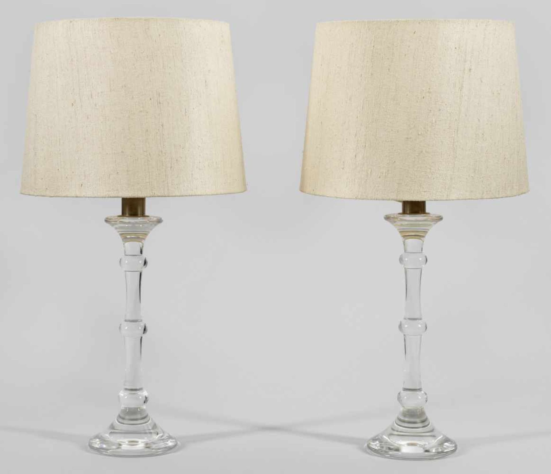Paar große Tischlampen von Ingo Maurer1-flg.; Farbloses Glas. Mehrfach gegliederter Balusterschaft