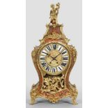 Große Louis XV-Boulle PenduleFlächendeckender Fond aus ornamentiertem Messing und rot hinterlegtem