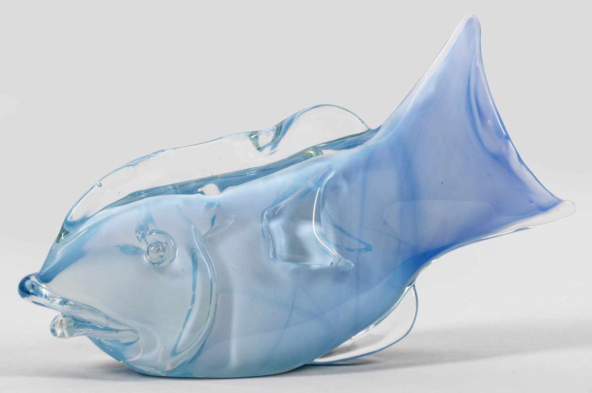 Moderne Murano-FischskulpturFarbloses Glas, mit hellblau opalisierendem Glas unterfangen. H. 24