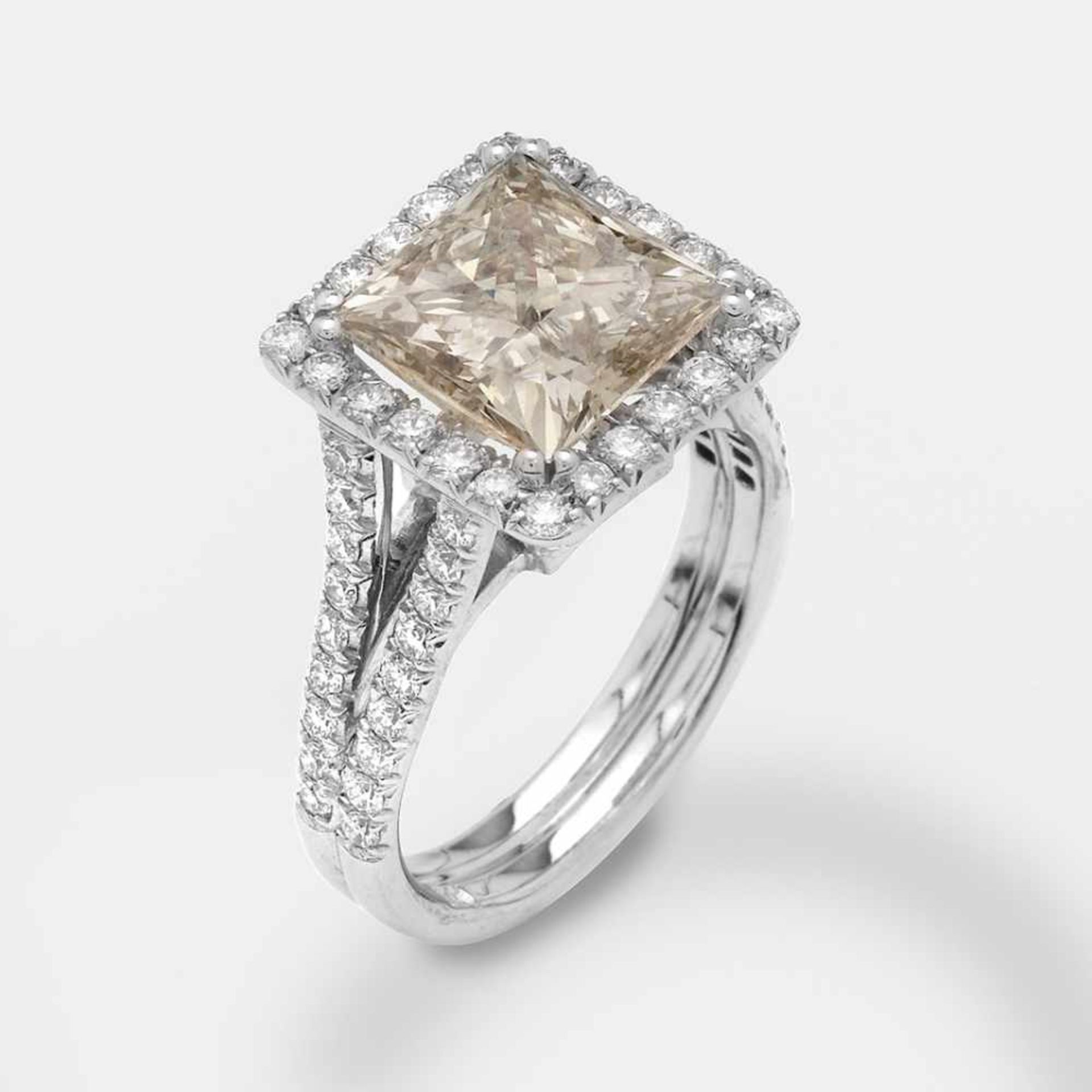 Eleganter Diamant-SolitärringWeißgold, gest. 750. Zentral besetzt mit einem Diamanten im Prinzesscut