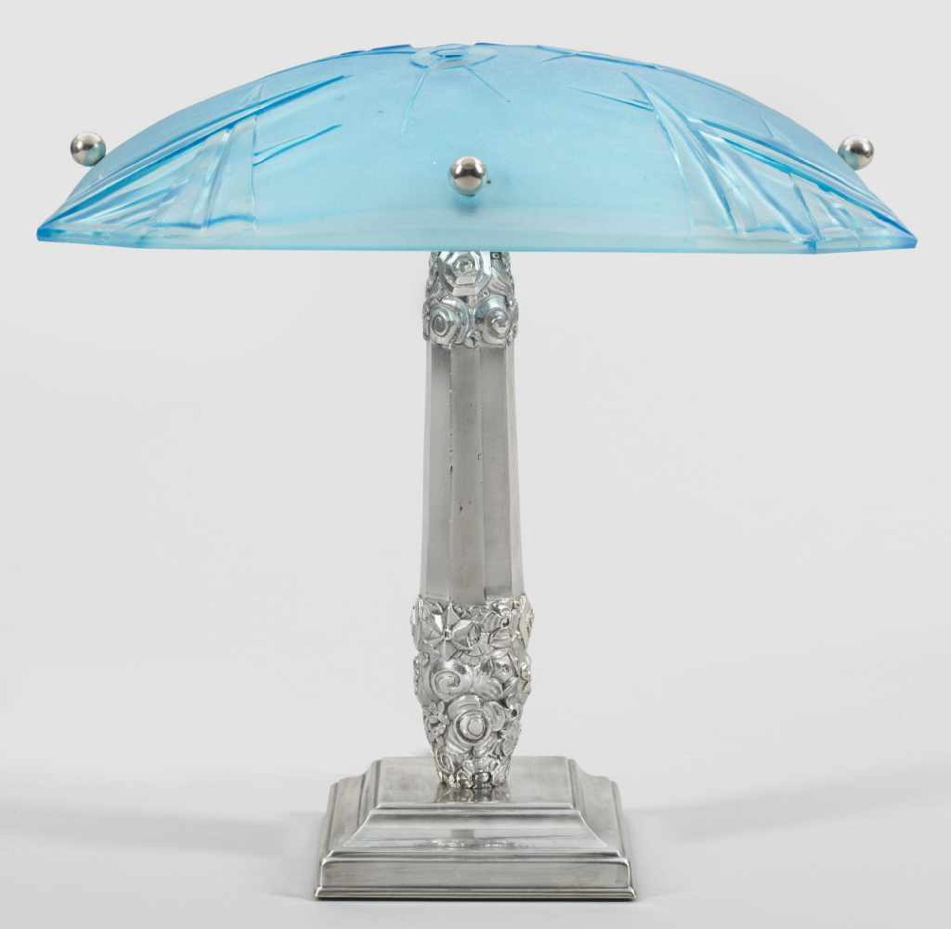 Art Déco-Tischlampe2-flg.; Metall, vernickelt sowie eisblaues, teilw. mattiertes Glas. Konischer,