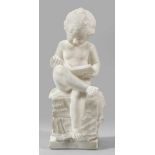 Italienischer Bildhauer(Tätig im 19. Jh.)Sitzender Putto beim ABC-LernenAlabaster. Vollplastische,
