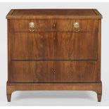 Biedermeier-KommodeMahagoni, furniert und teilw. ebonisiert. Gerader Korpus auf leicht