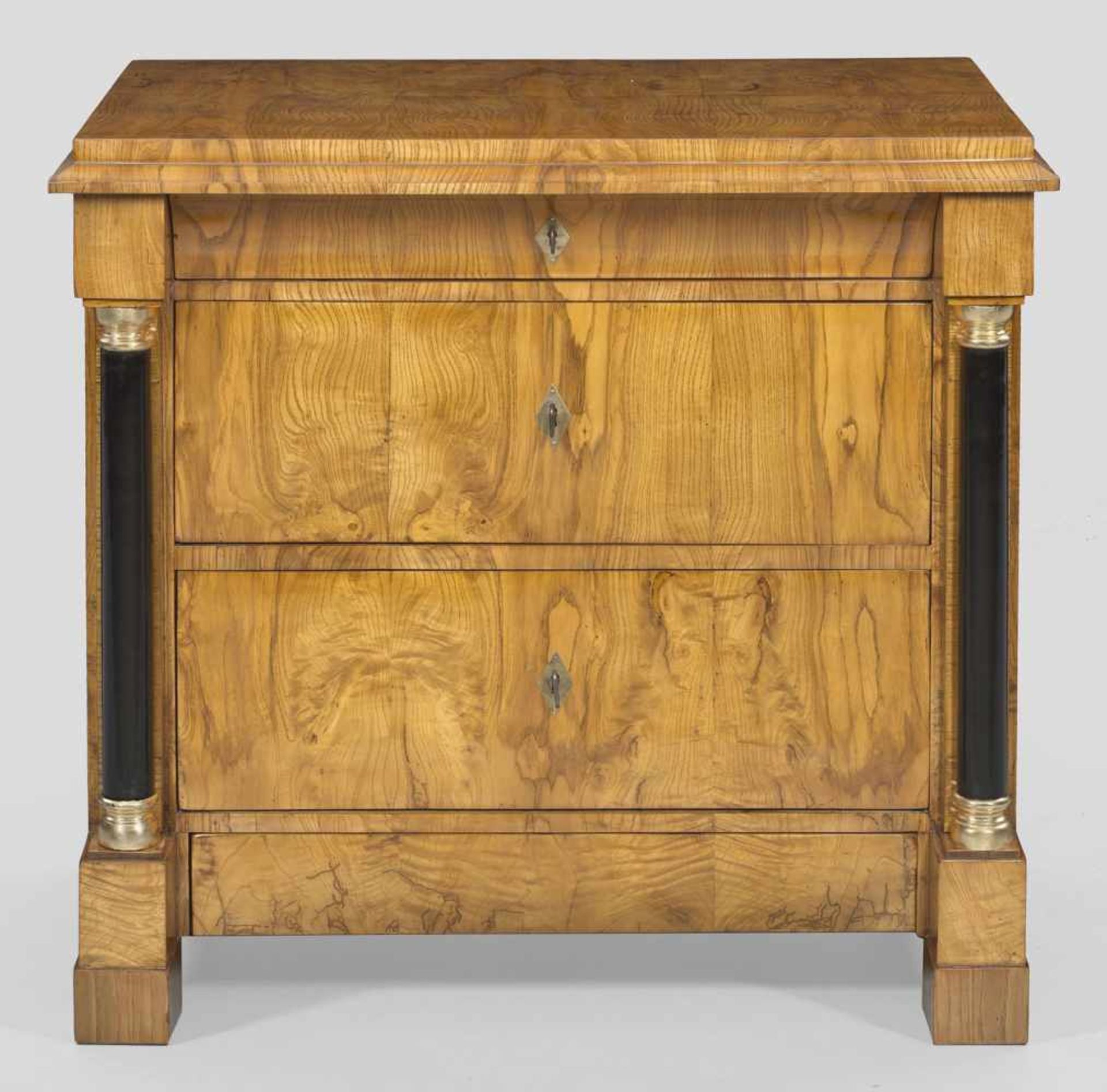 Biedermeier-KommodeRüster, furniert und teilw. ebonisiert. Rechteckiger Korpus, flankiert von