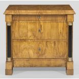 Biedermeier-KommodeRüster, furniert und teilw. ebonisiert. Rechteckiger Korpus, flankiert von