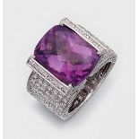 Außergewöhnlicher Amethyst-BrillantringWeißgold, gest. 750. Zentral besetzt mit einem