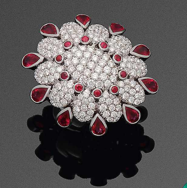 Prachtvoller Rubin-DiamantringWeißgold, gest. 750. Schauseitig besetzt mit taubenblutroten