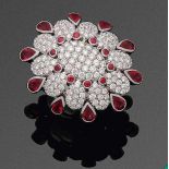 Prachtvoller Rubin-DiamantringWeißgold, gest. 750. Schauseitig besetzt mit taubenblutroten