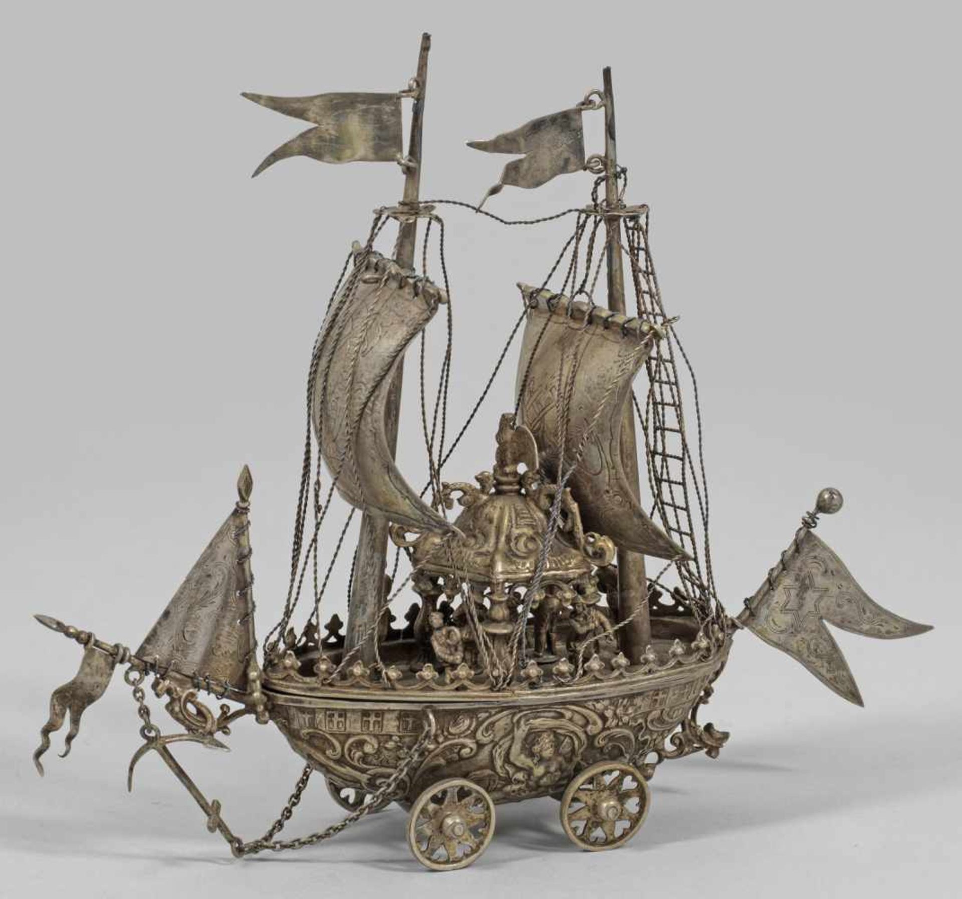 Historismus Segelschiff als TafeldekorationDeutsch. Vollplastisch und detailgetreu gearbeitetes