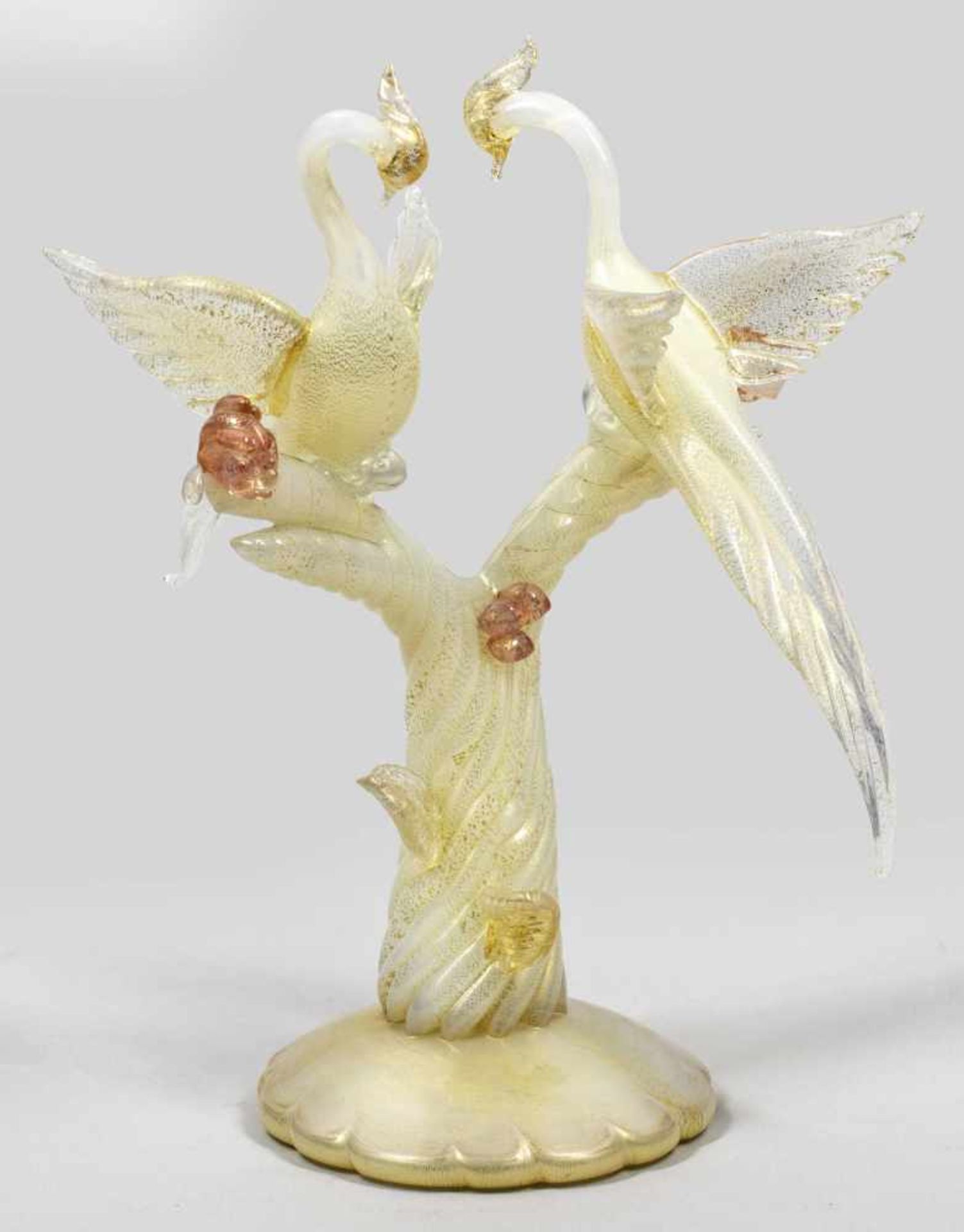 Glasskulptur mit zwei ParadiesvögelnAuf einem Astsockel sitzende, stilisierte Vögel. Bläuliches