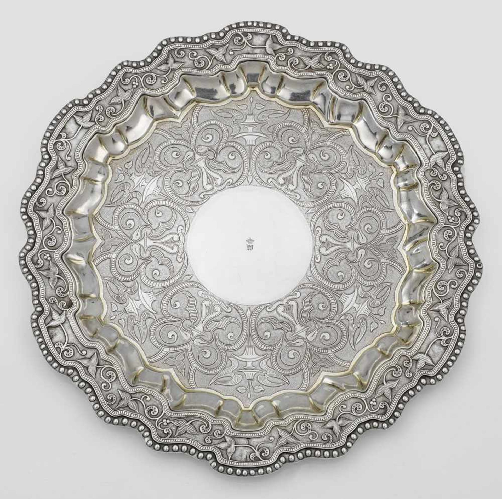 Schweres Tablettmit dem Monogramm von Kaiser Wilhelm I. (1797-1888).Silber. Im flachen Spiegel