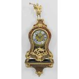 Louis XV-Boulle Pendule mit KonsoleFlächendeckender Fond aus ornamentiertem Messing und rot