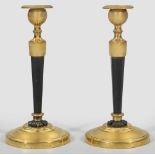 Paar Empire-Kerzenleuchter1-flg.; Bronze, vergoldet und teilw. schwarz lackiert. Sich konisch