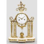 Louis XVI-PortaluhrWeißer Marmor und vergoldete, teilw. fein ziselierte Bronze. Architektonisch