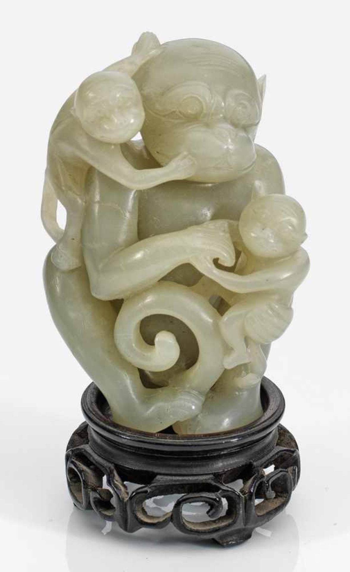 Jade-Figur eines Affen mit JungenHelle, seladongrüne, teilw. gewölkte Jade. Teilw. durchbrochen