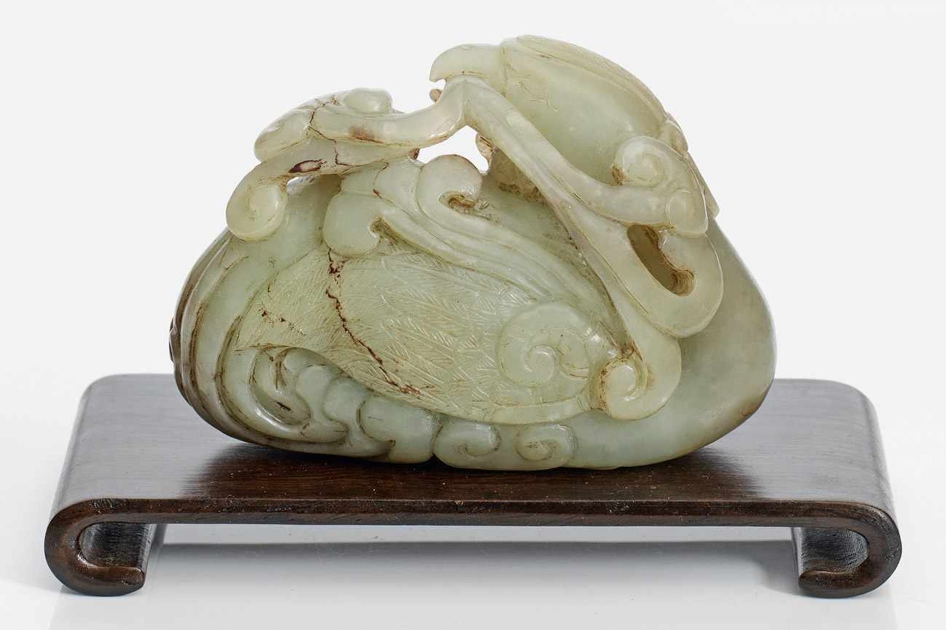 Große Jade-Figur eines PhönixHelle, seladongrüne, gewölkte Jade mit rostbraunen Einschlüssen,