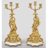 Paar große Belle Epoque-FigurengirandolenGegenstücke. 3-flg.; Bronze, vergoldet und weißer Marmor.