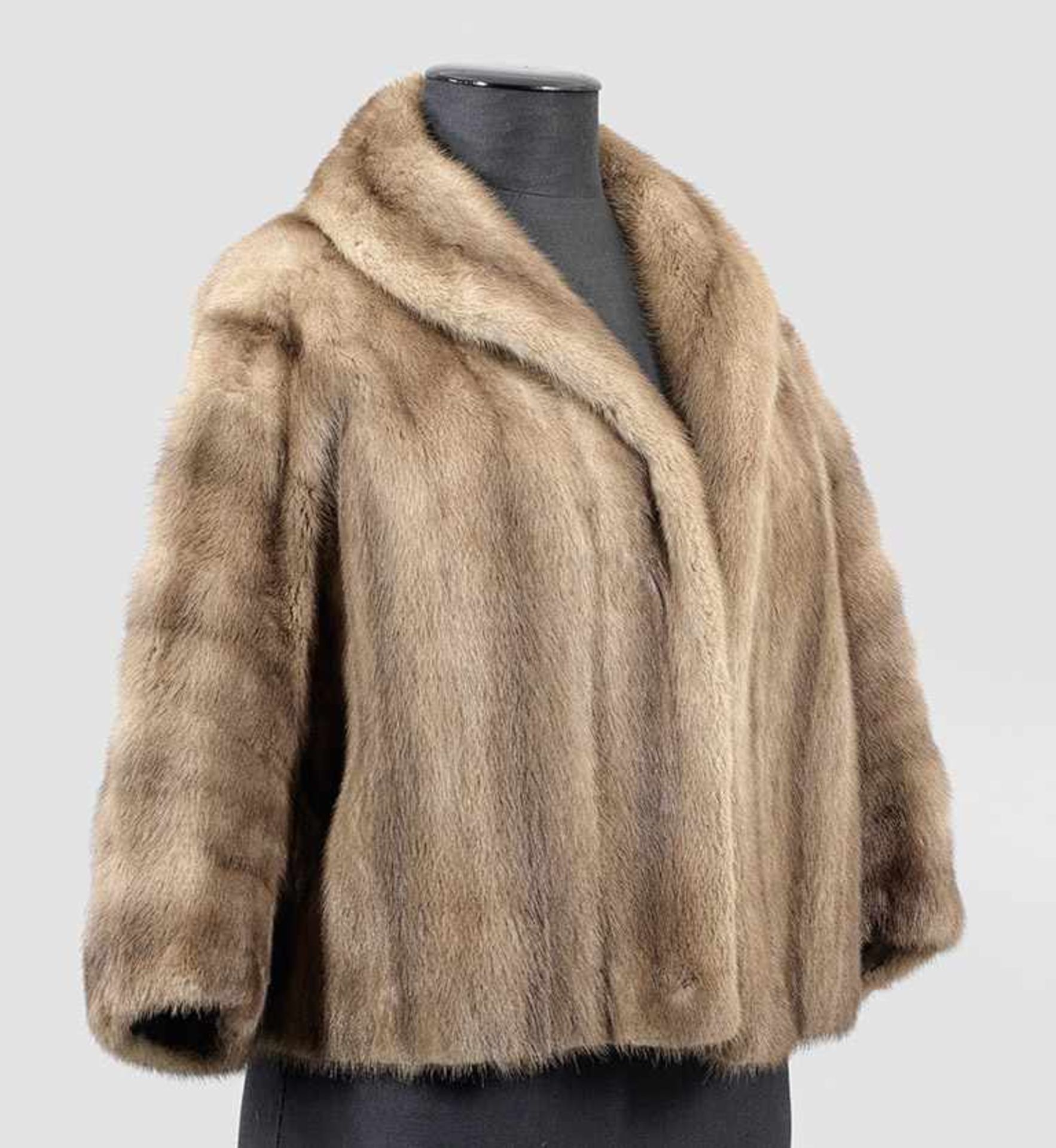 Bolero-PelzjackeTaillenlange, gerade, weit geschnittene Jacke aus beige-grauem Nerz mit