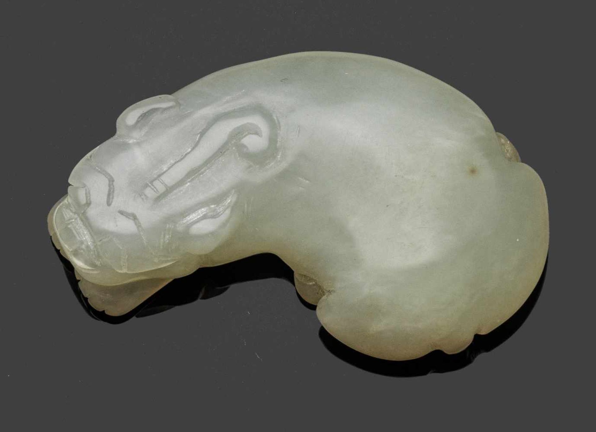 HandschmeichlerWeißlich-seladongrüne Nephrit-Jade. Vollplastische, geschnitzte Darstellung eines