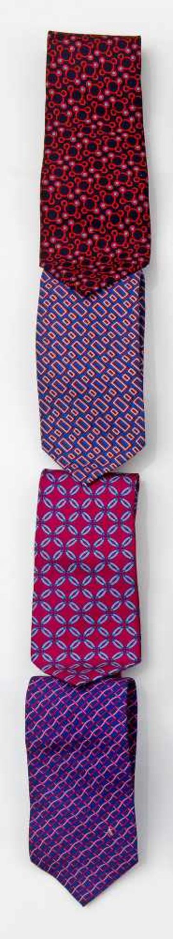 Vier Krawatten von TrussardiSeide. Unterschiedliche, geometrische bzw. mosaikartig angelegte