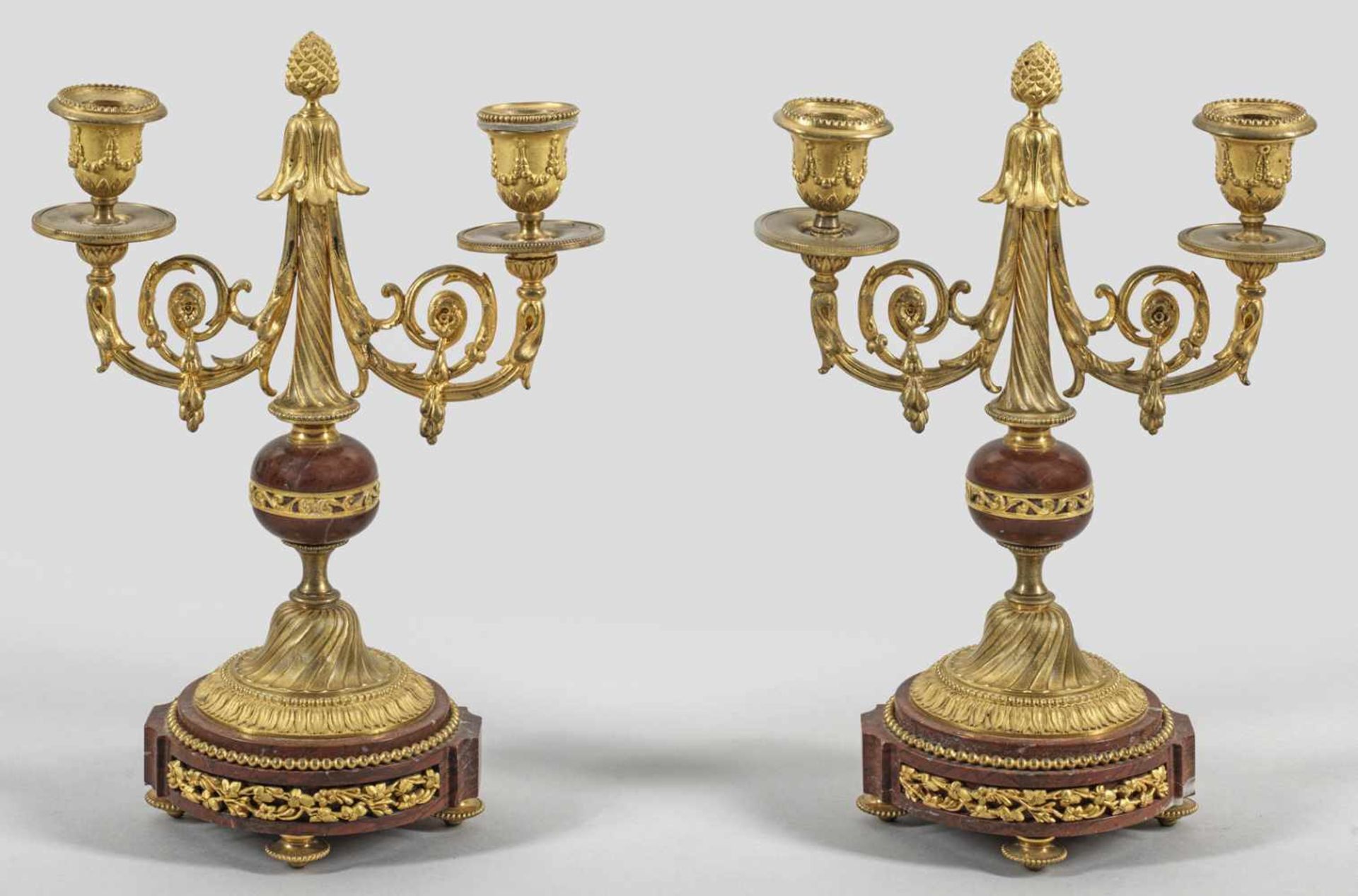 Paar Napoleon III-Leuchter2-flg.; Bronze, vergoldet sowie dunkelroter Marmor. Gegliederter, spitz