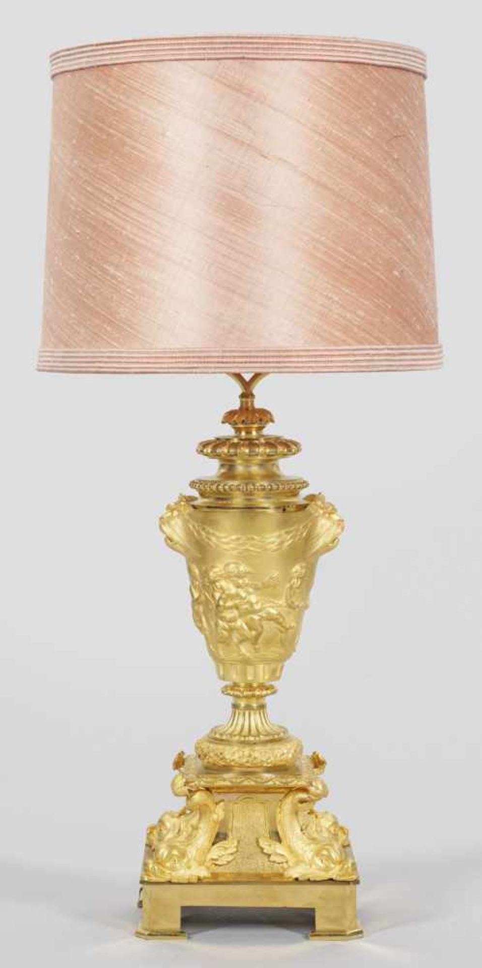 Repräsentative Napoleon III-Tischlampe1-flg.; Bronze, vergoldet. Balusterförmiger Korpus mit