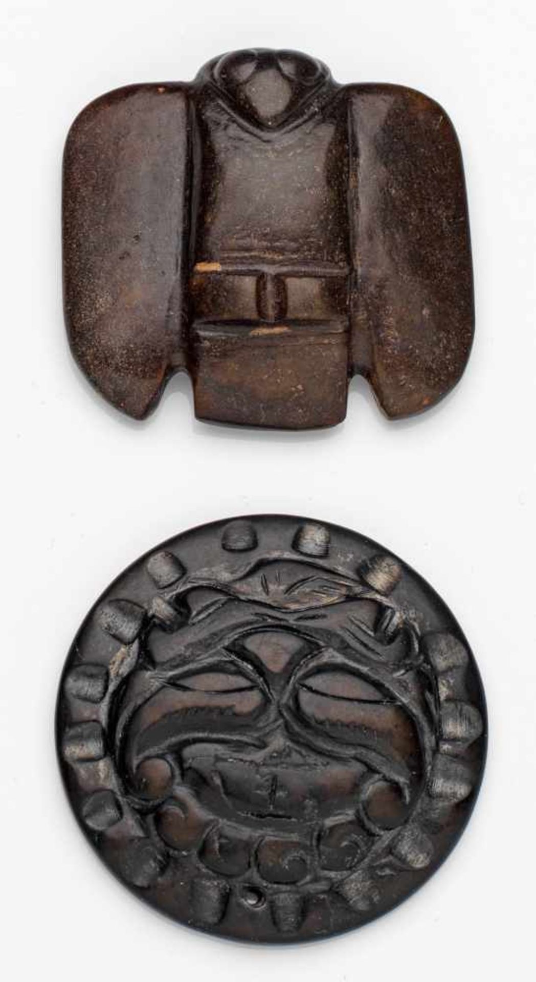 Zwei AnhängerDunkelbraune Nephrit-Jade, geschnitzt. Schauseitige Darstellung einer Schwalbe bzw.