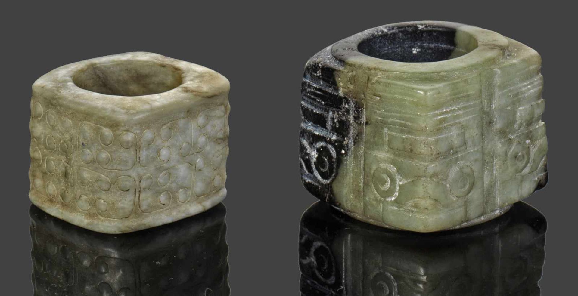 Zwei archaische CongSeladongrüne, gewölkte Nephrit-Jade mit dunklen Einschlüssen. Geschnitzt.