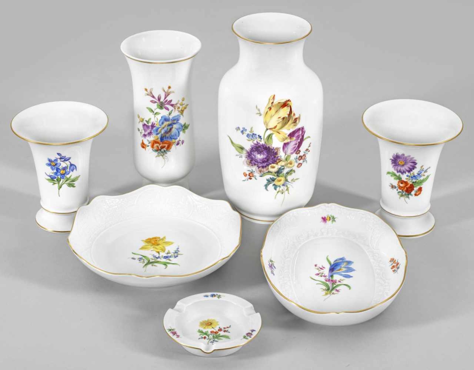 Sammlung von Meissener Porzellan mit Blumendekor7-tlg.; 4 Vasen, 2 Gebäckschalen und ein