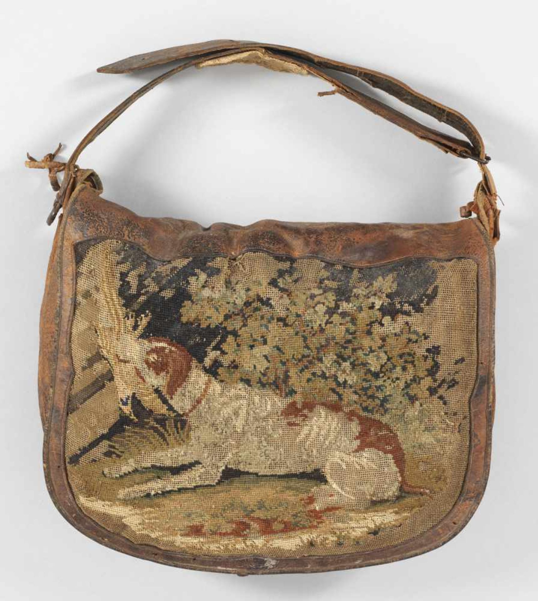 Jagdtasche mit StickereiLeder, teilw. grün gefärbt. Beutelförmig mit breitem, verstellbarem