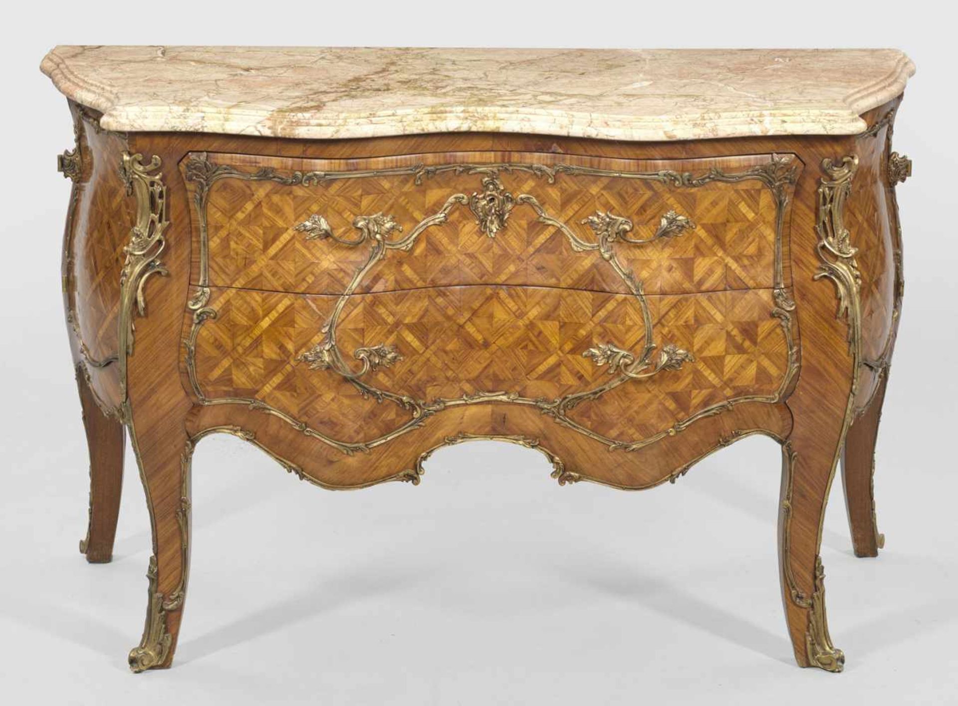 Louis XV-PrunkkommodeRosenholz, furniert. Dreiseitig stark bombierter Korpus mit seitlichen Türen,