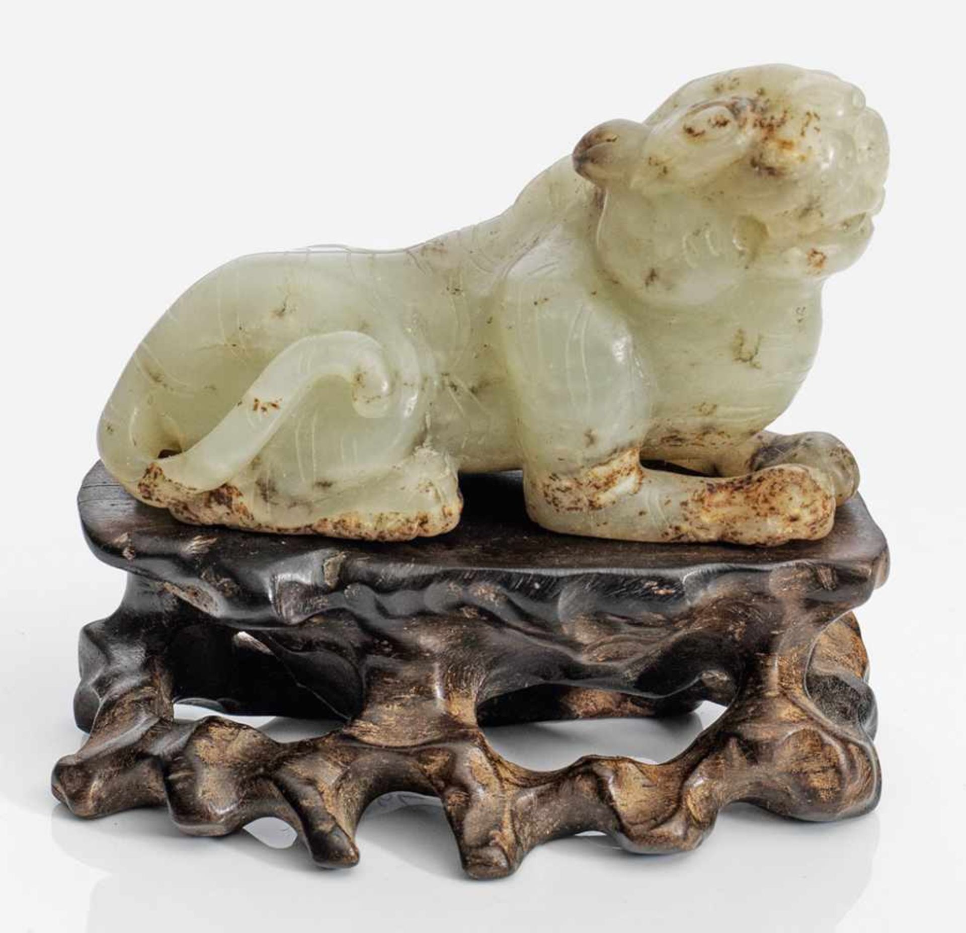 Jade-Figur eines TigersHelle, seladongrüne Nephrit-Jade mit gelblich-braunen Einschlüssen,