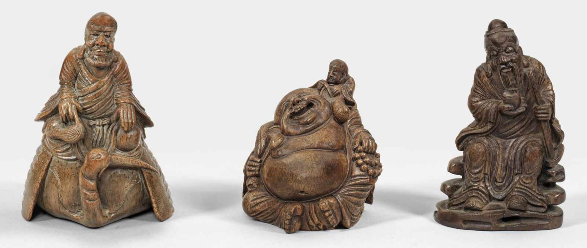 Drei daoistische FigurenBambus, geschnitzt. Vollplastische szenische Darstellungen von Hotei und