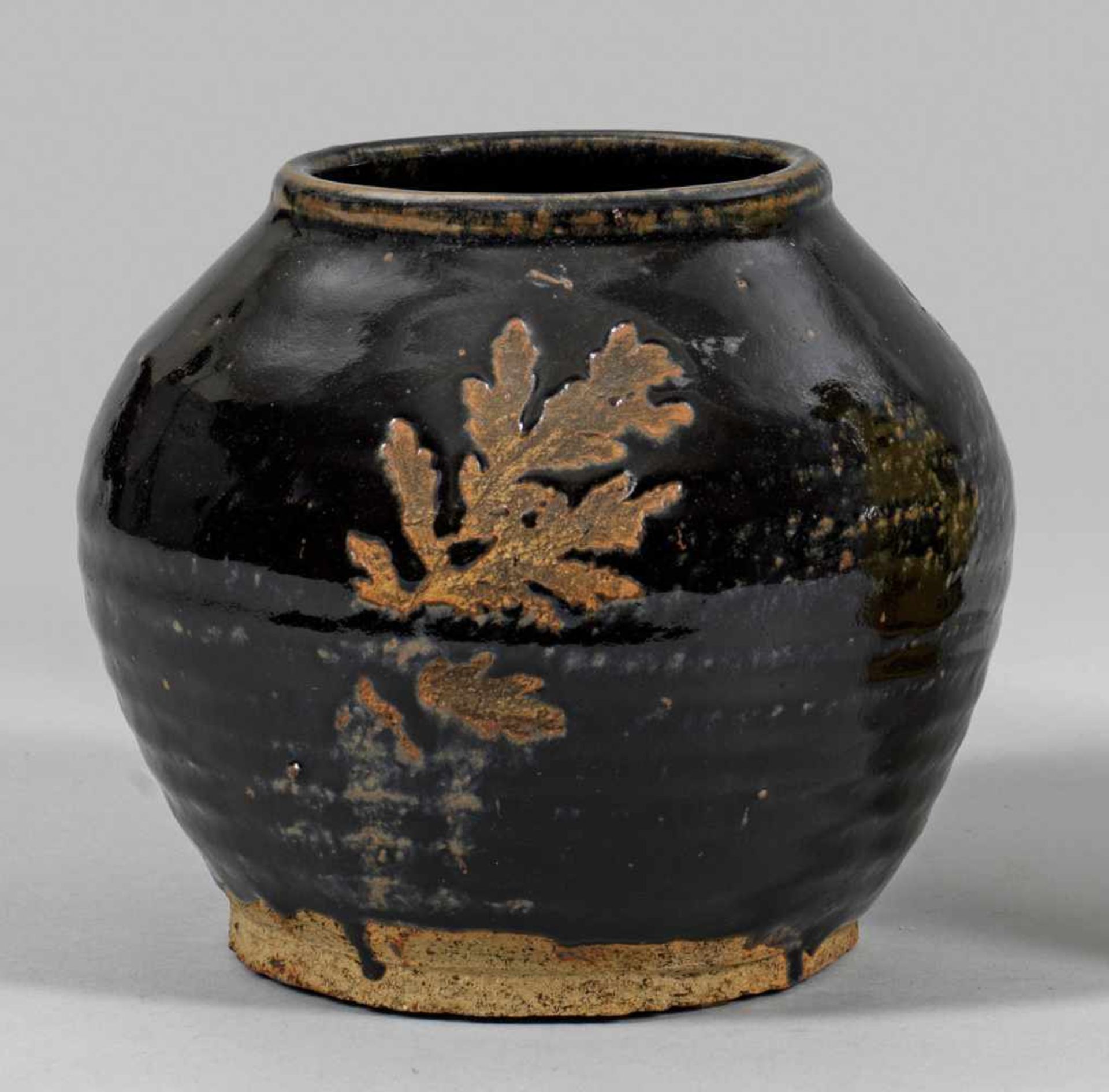 Vorratsgefäß aus der Song-DynastieHellbeiges Steinzeug, schwarze Glasur. Balusterförmiger Korpus.