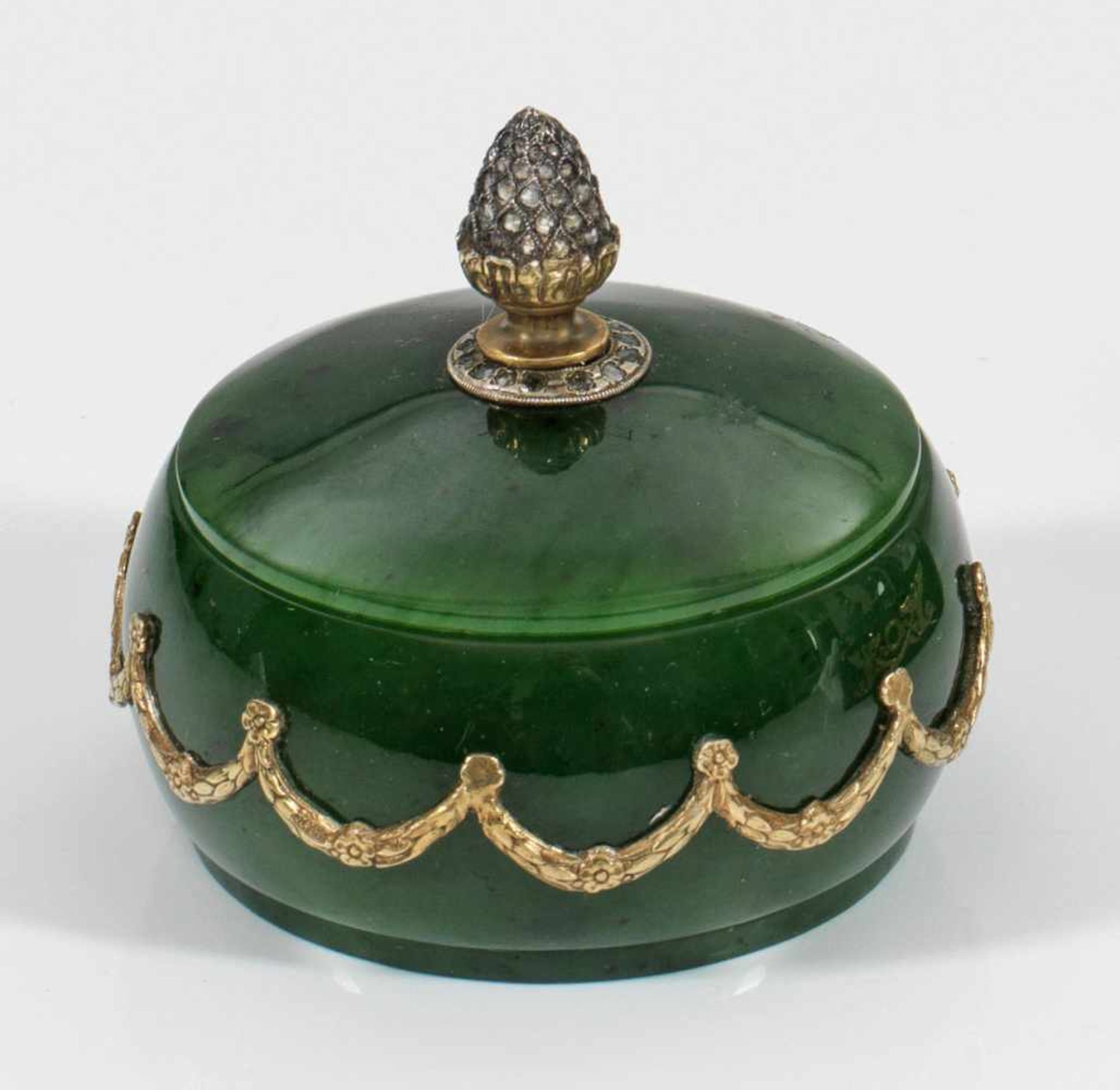 Kleine Deckeldoseim Stil von Karl Fabergé. Nephrit mit teilw. vergoldeter Silbermontierung.